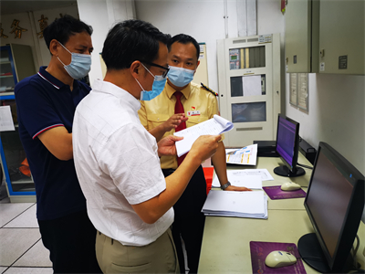 2.琶洲街道纪工委在磨碟沙地铁站查看防洪演练台账.jpg