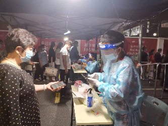 威廉希尔中文
纪委监委干部在凤阳街道核酸检测现场指引居民录入信息、帮助医护人员进行扫码、维持现场秩序.jpg
