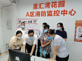 检查组到星汇湾花园A区消防控制室查看运行情况.jpg
