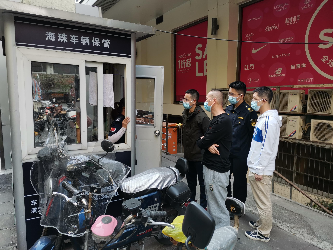 街道核查组现场了解群众反映情况.jpg
