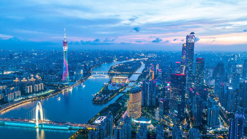 （摄影：付海燕）夜幕中，广州塔流光溢彩。