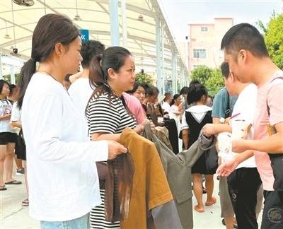 小工厂的老板开始招工，工人们有序进入康鹭新招工广场，寻找合适的工作岗位。图/广州日报全媒体记者邱伟荣