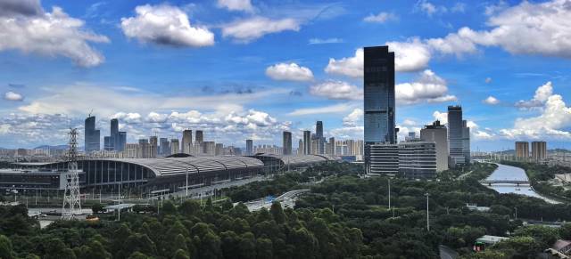 6月23日，一场雨后，广州琶洲会展上空蓝天白云。荀建群 摄