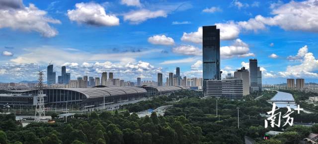 6月23日，一场雨后，广州琶洲会展上空蓝天白云。荀建群 摄